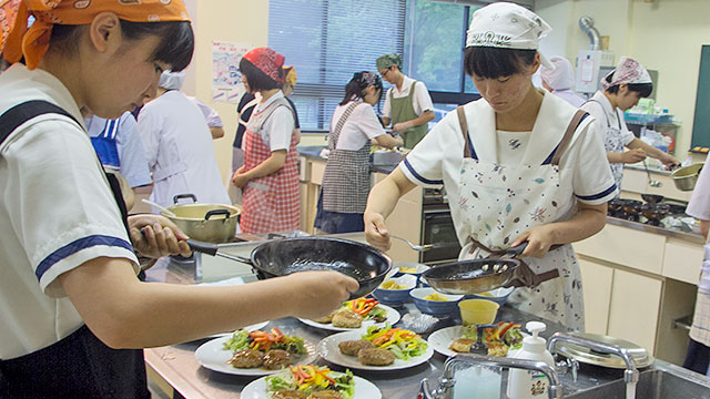 「秋田栄養短大高大連携講座_「食生活と健康」調理