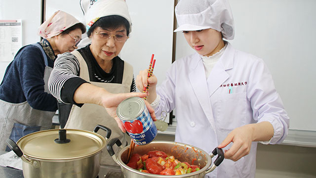 秋田栄養短大_移動公開「菜・果物の摂取不足と減塩」