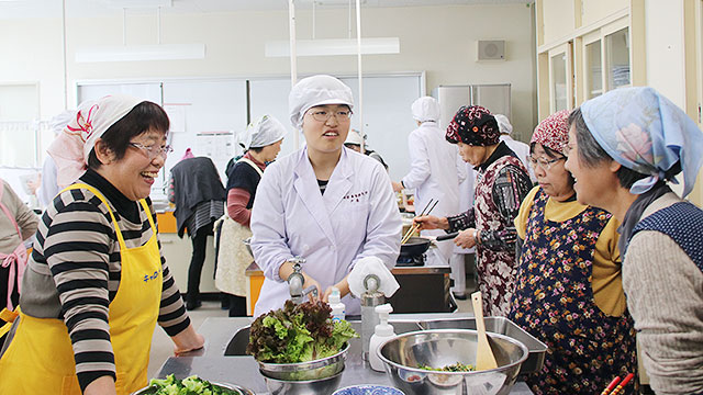 秋田栄養短大_移動公開「菜・果物の摂取不足と減塩」