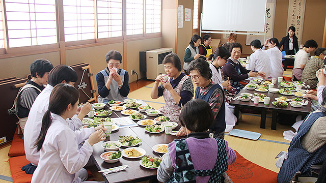 秋田栄養短大_移動公開「菜・果物の摂取不足と減塩」