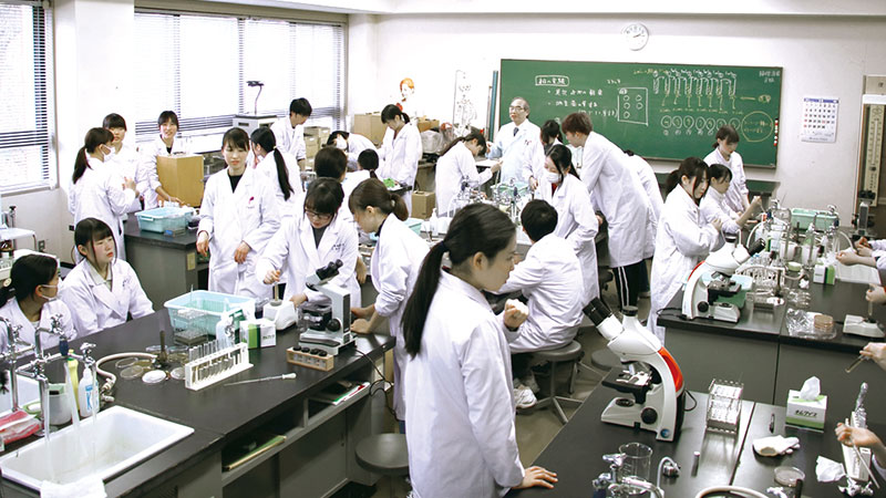 秋田栄養短大_多彩な実験・実習・演習
